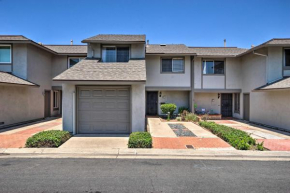 Tustin Townhome with Pool Access, 8 Mi to Disneyland